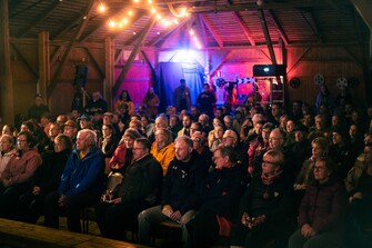 Ulkoilmanäytös Hämeenkyrön Myllykolussa (syyskuu 2024). Elokuvana Mielensäpahoittajan rakkaustarina.