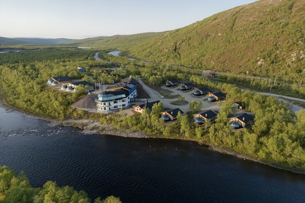Utsjoki Arctic Resortin keloiglut nousivat vuosikymmenen vaihteessa Tenojoen rantaan. Kuva: Otto Ponto. 